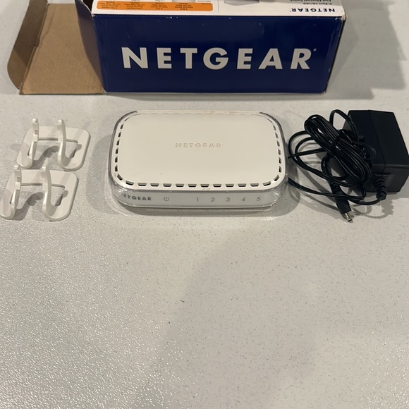 Netgear 5 port fast Ethernet switch 10/100 mps - Picture 3 of 6